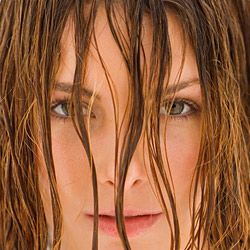 Woman with wet hair; Photo: Pixland /Jupiterimages