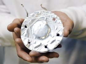 When scaled up in size, this prototype battery could store enough energy to power a house for most of a day. (© Popular Mechanics)