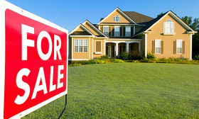 Exisiting-home sales in August fell 2.7% from July. (© Phillip Spears/Getty Images)