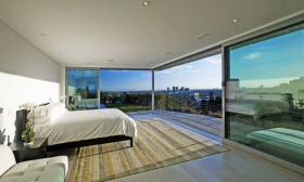This $4.995 million home in Los Angeles features stellar views from its myriad glass windows. (© Realtor.com)