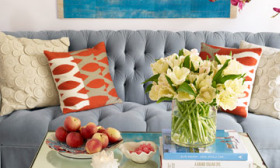 Use two pairs of pillows to add some contrast to a room. (© House Beautiful)